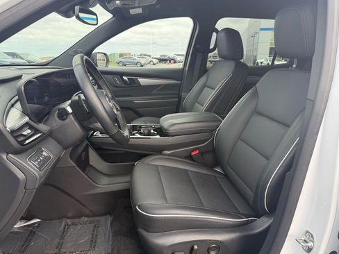 Used 2025 Buick Enclave Preferred FWD image 11