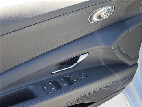 Certified 2025 Hyundai Elantra SE FWD image 9