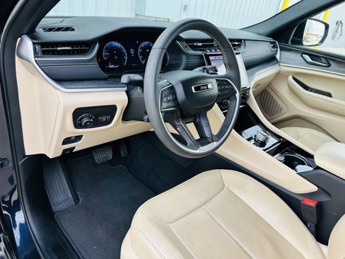 Used 2023 Jeep Grand Cherokee Limited w/ Luxury Tech Group II image 18