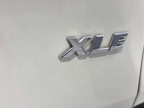 Used 2021 Toyota RAV4 XLE Premium FWD image 10