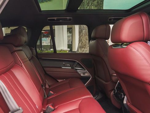 Used 2025 Land Rover Range Rover SE image 24