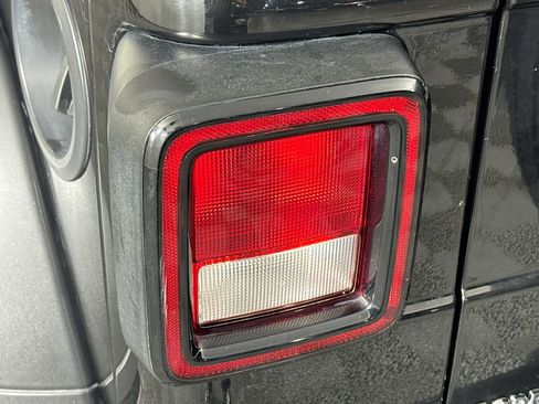 Used 2019 Jeep Wrangler Unlimited Sport S image 35