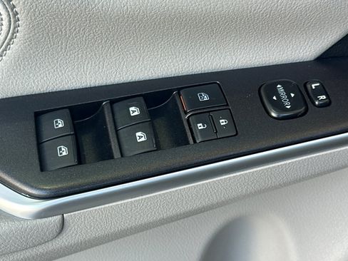 Used 2017 Toyota Camry XLE w/ Moonroof Package FWD image 13