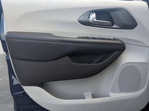 Used 2018 Chrysler Pacifica Touring-L Plus FWD image 14