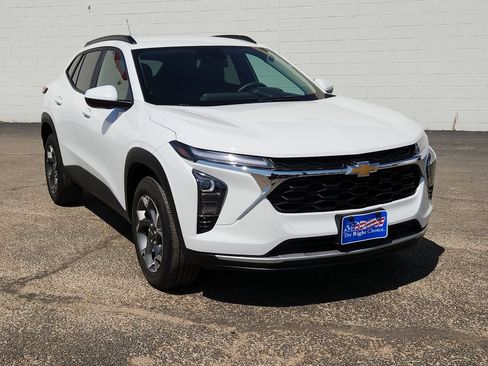 Used 2025 Chevrolet Trax LT FWD image 2