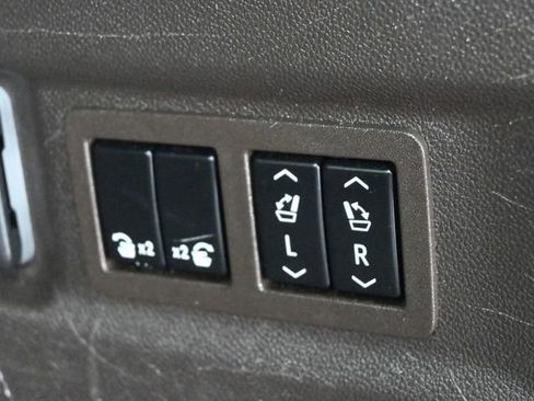 Used 2021 GMC Yukon XL Denali w/ Denali Premium Package image 40