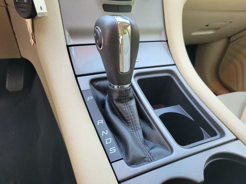 Used 2018 Ford Taurus SE FWD image 19