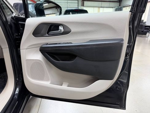 Used 2020 Chrysler Pacifica Touring w/ Advanced Safetytec Group FWD image 15