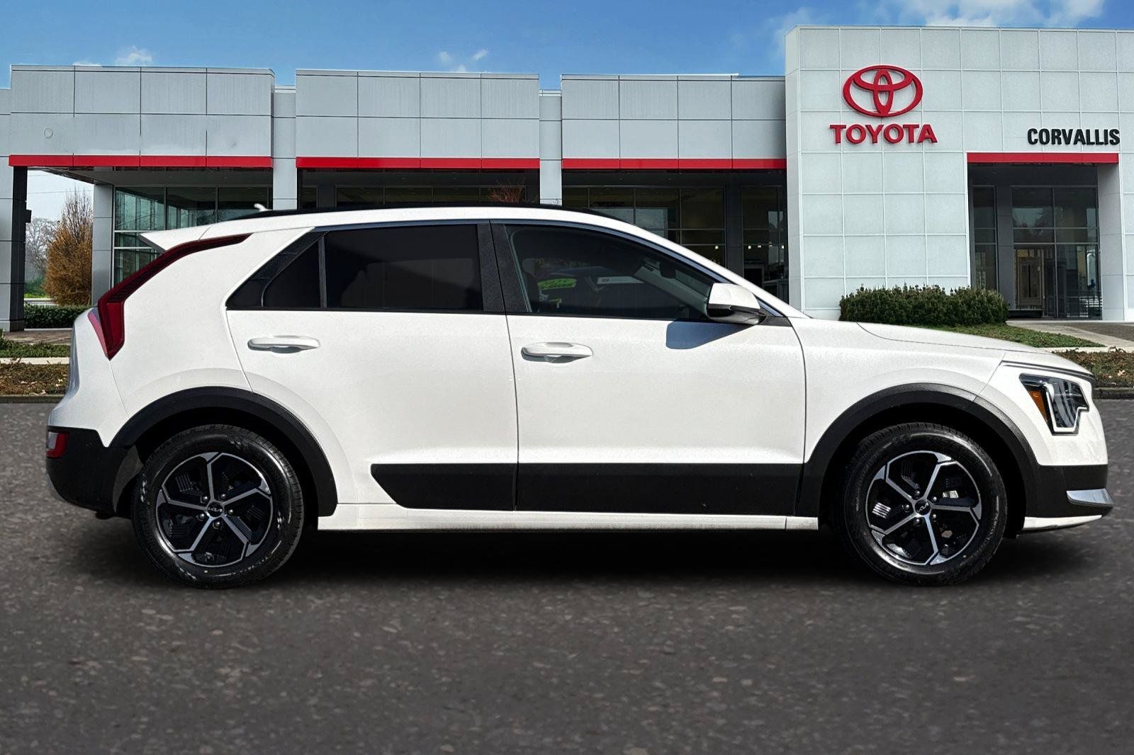 Used 2025 Kia Niro LX FWD image 3