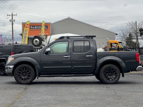 Used 2011 Nissan Frontier SL w/ Moonroof Pkg image 17