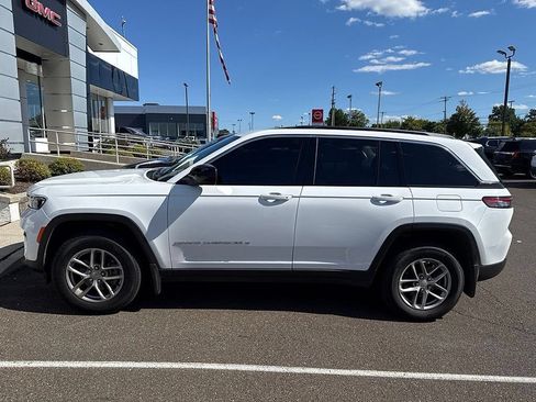 Used 2025 Jeep Grand Cherokee Laredo X AWD/4WD image 3