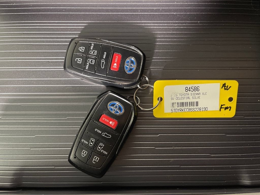 Certified 2025 Toyota Sienna XLE FWD image 24