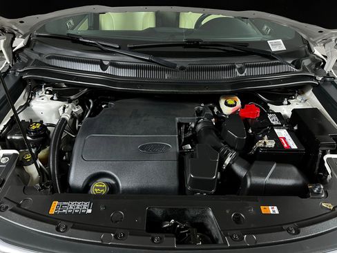 Used 2017 Ford Explorer XLT w/ Equipment Group 202A image 9