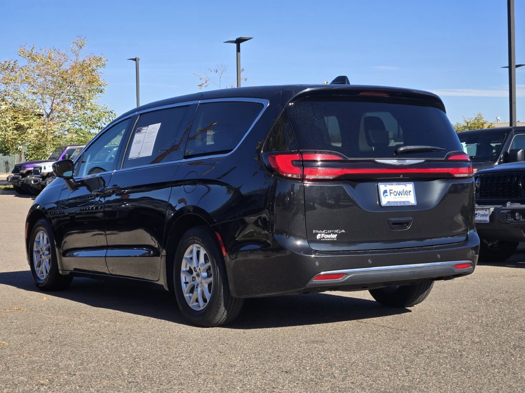 Used 2024 Chrysler Pacifica Touring-L FWD image 7