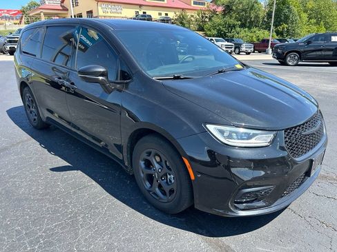 Used 2022 Chrysler Pacifica Limited w/ S Appearance Package FWD image 3