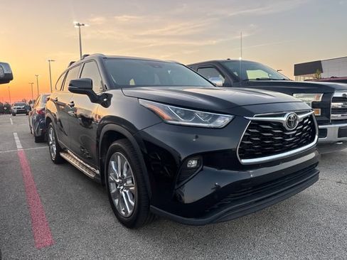 Used 2022 Toyota Highlander Limited FWD image 3