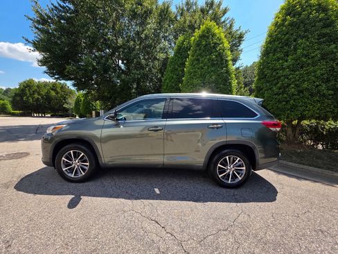 Used 2018 Toyota Highlander XLE FWD image 2
