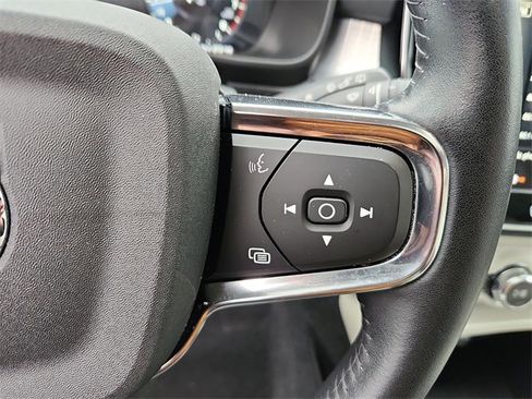 Used 2021 Volvo XC40 T5 Momentum w/ Premium Package image 23