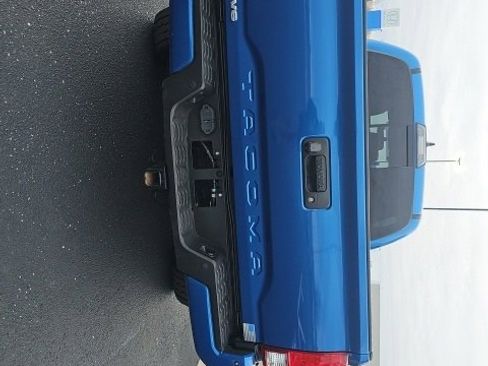 Used 2017 Toyota Tacoma TRD Sport image 4