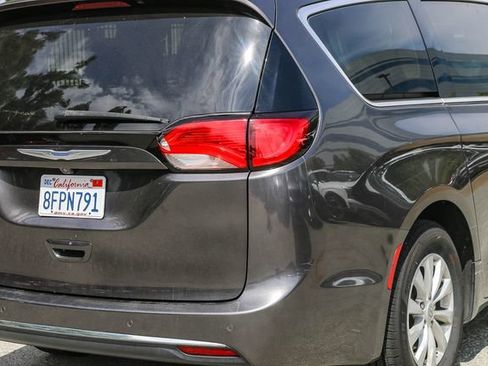 Used 2019 Chrysler Pacifica Touring-L FWD image 11