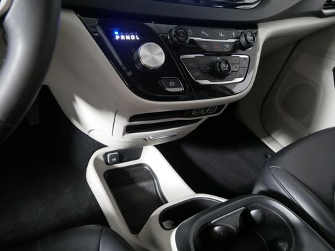 Used 2024 Chrysler Pacifica Touring-L image 24