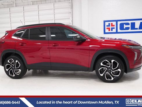 Used 2025 Chevrolet Trax RS w/ Driver Confidence Package FWD image 4