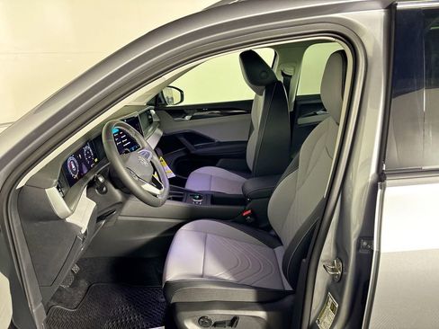 New 2025 Volkswagen Tiguan SE image 11