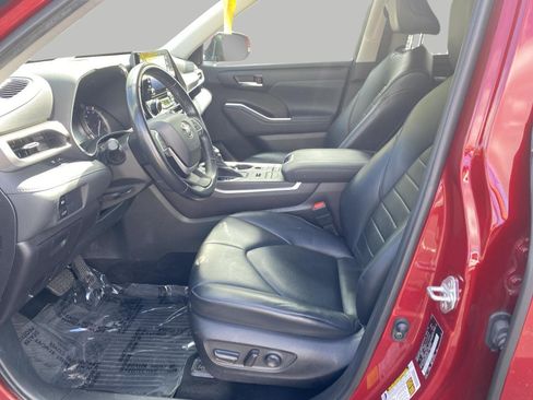 Used 2022 Toyota Highlander XLE AWD/4WD image 3