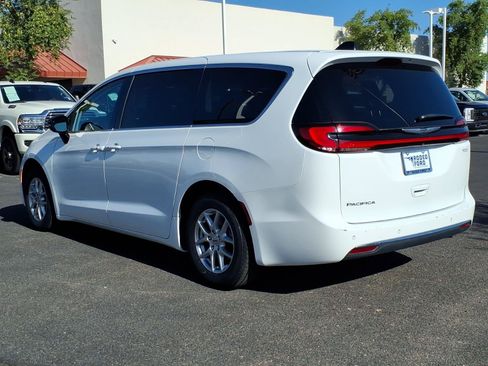 Used 2024 Chrysler Pacifica Touring-L FWD image 3