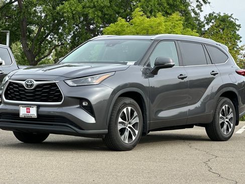 Used 2023 Toyota Highlander XLE AWD/4WD image 8