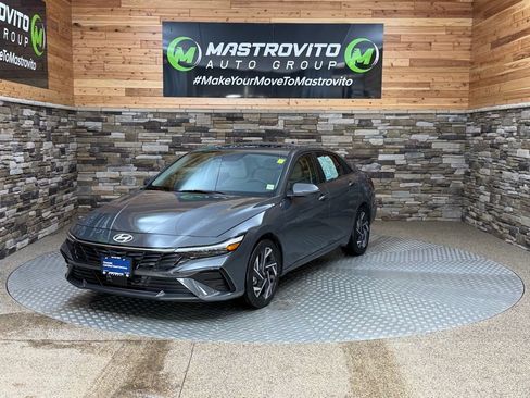 Used 2025 Hyundai Elantra Limited FWD image 4