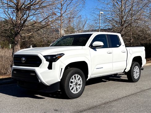 Used 2025 Toyota Tacoma SR5 image 3