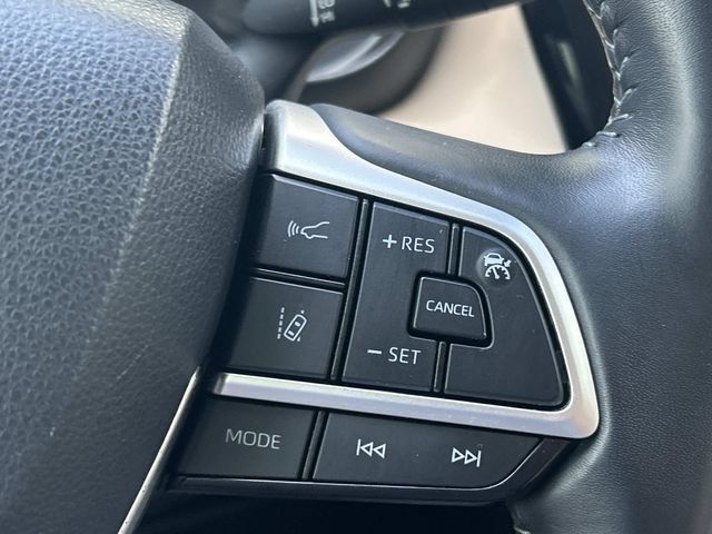 Used 2023 Toyota Highlander XLE AWD/4WD image 32
