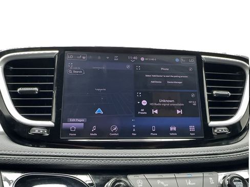 Used 2025 Chrysler Pacifica Limited FWD image 47