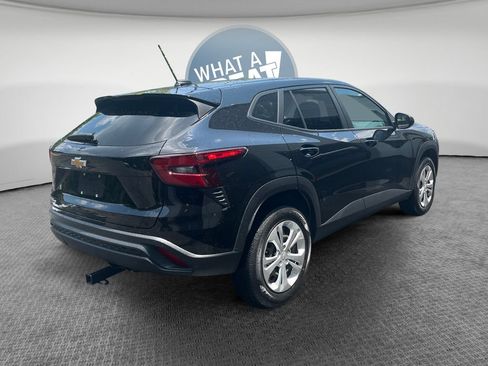 Used 2024 Chevrolet Trax LS FWD image 2