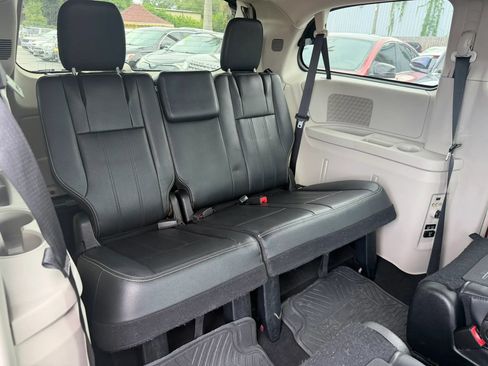 Used 2014 Chrysler Town & Country Touring FWD image 17