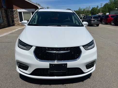 Used 2022 Chrysler Pacifica Touring-L FWD image 2