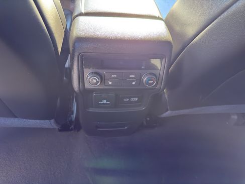 Used 2023 GMC Acadia SLT w/ Elevation Edition image 32