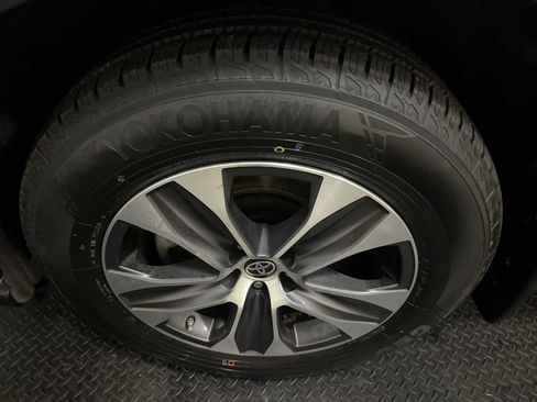 Certified 2023 Toyota Highlander XLE image 8