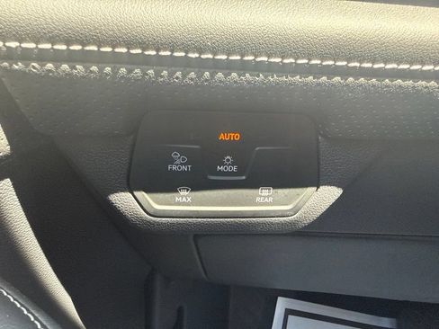Used 2026 Volkswagen Atlas SE FWD image 25