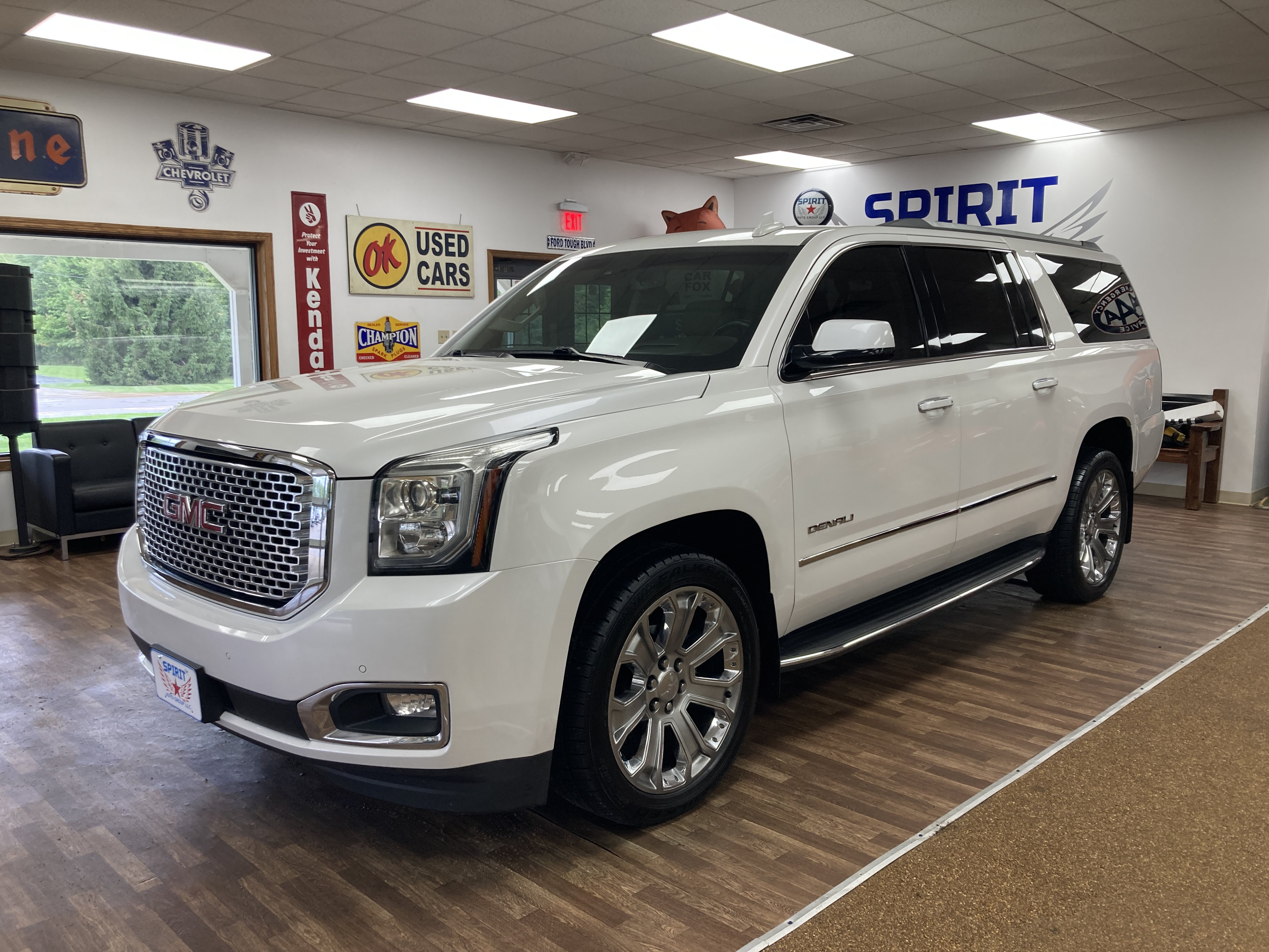 Used 2021 GMC Yukon SLT w/ SLT Premium Package AWD/4WD image 1