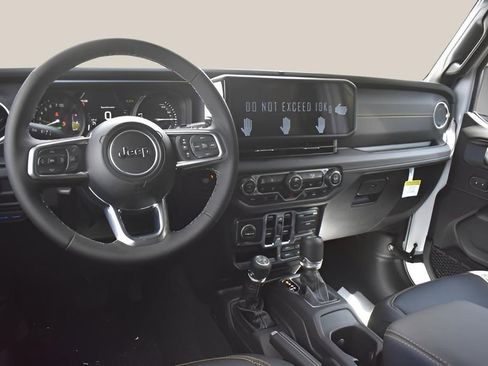 Used 2025 Jeep Wrangler Unlimited Sahara AWD/4WD image 14