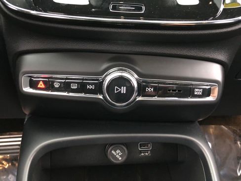 Used 2022 Volvo XC40 T5 R-Design w/ Advanced Package image 31