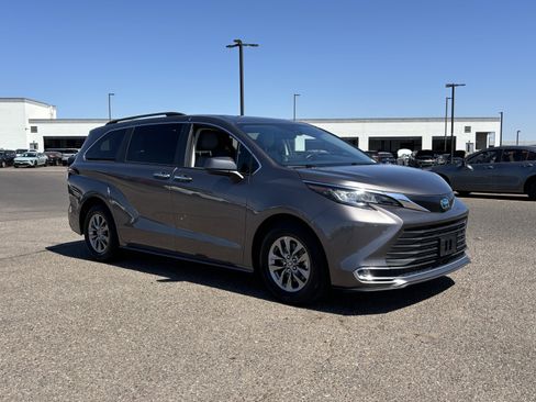 Used 2023 Toyota Sienna XLE FWD image 7