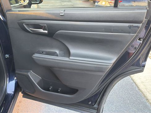 Used 2023 Toyota Highlander XLE FWD image 16