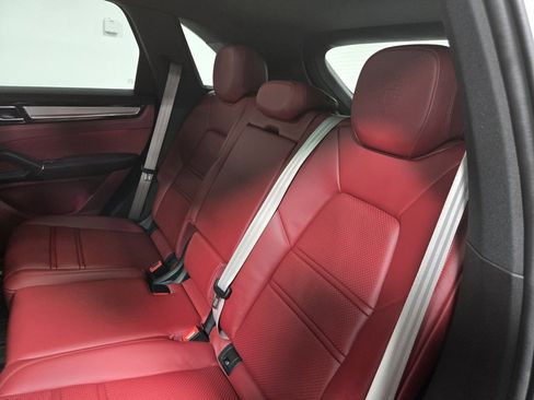 Used 2022 Porsche Cayenne Platinum Edition image 30