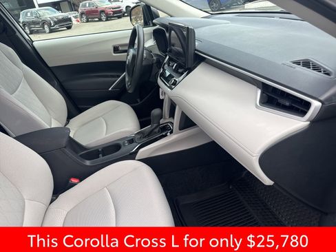 Used 2025 Toyota Corolla Cross L image 27