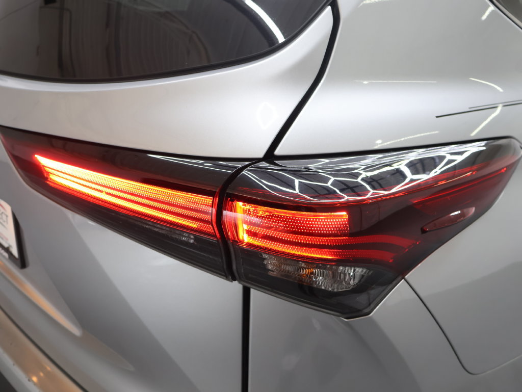 Used 2024 Toyota Highlander LE FWD image 31