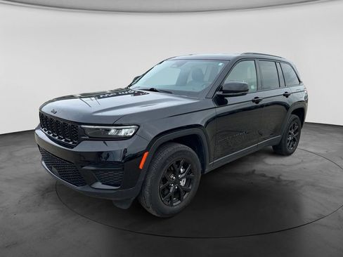 Used 2024 Jeep Grand Cherokee Altitude AWD/4WD image 5