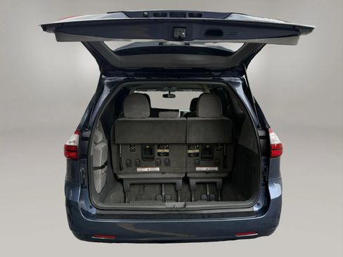 Used 2015 Toyota Sienna LE image 8